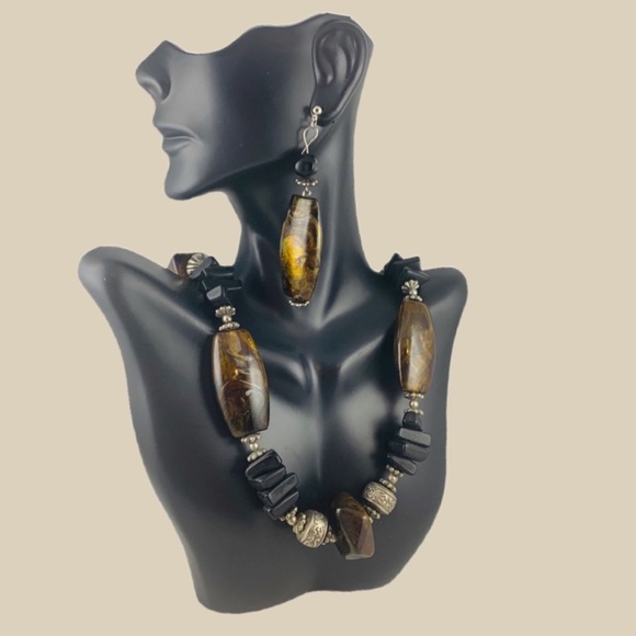 Jewelry - BEAUTIFUL NECKLACE & EARRINGS